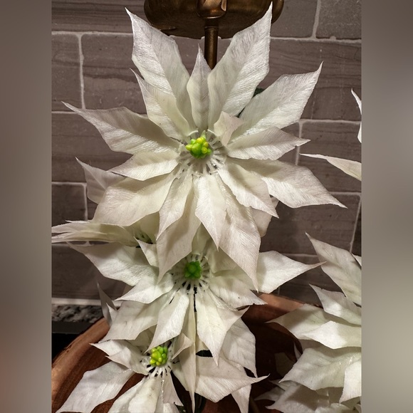 Set of 2 Vintage Brass Look Candle Holders w/Artificial White Poinsettias - Picture 3 of 9